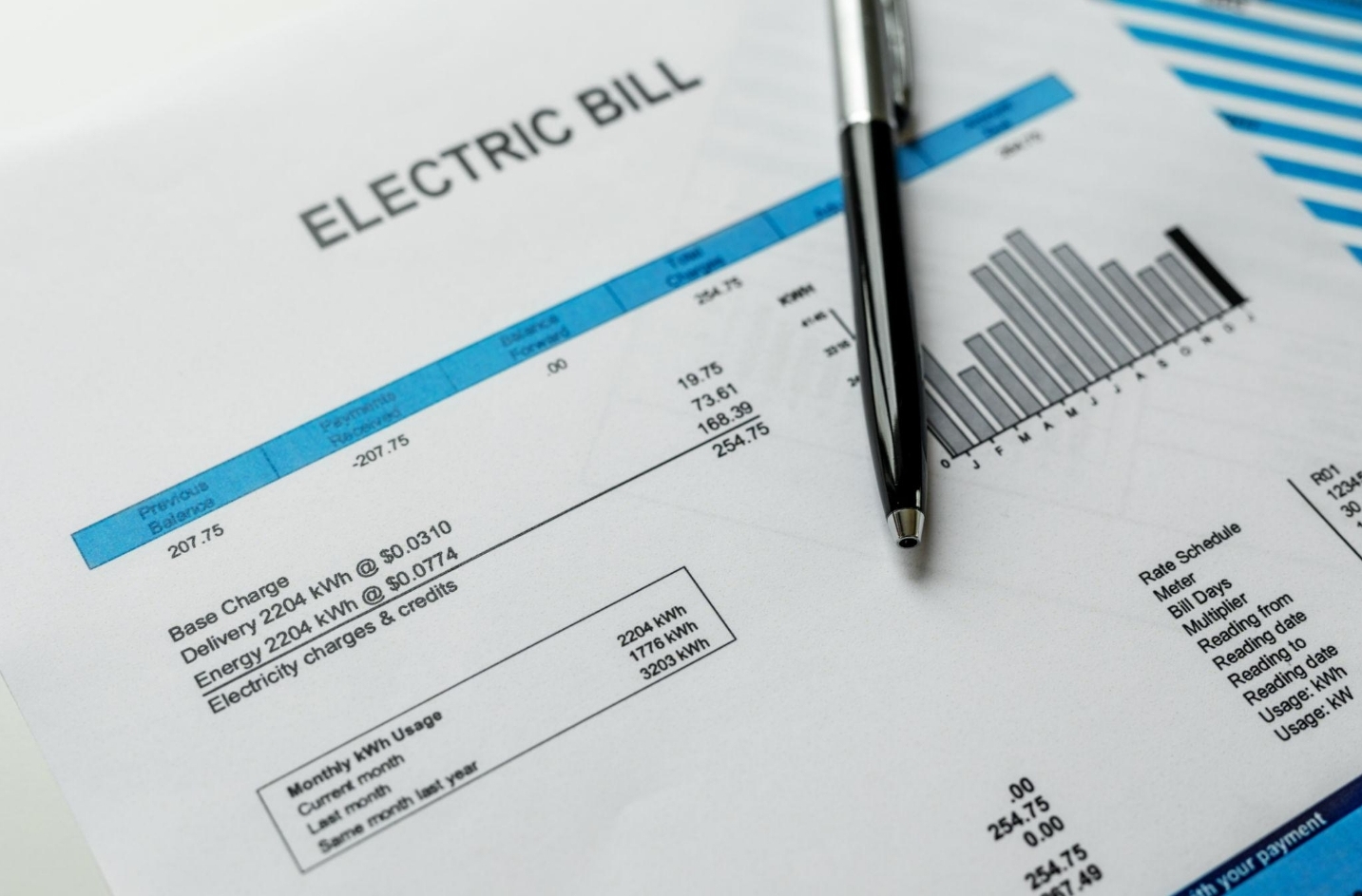Modern home with rooftop solar panels and battery storage system achieving zero electricity bill in 2026